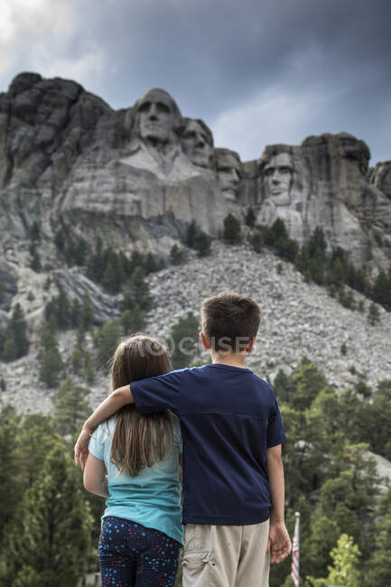 Crianças olhando para o Monte Rushmore — Fotografia de Stock