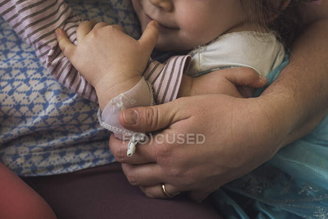 Manos y brazos entrelazados de madre y dos hijas jóvenes - foto de stock