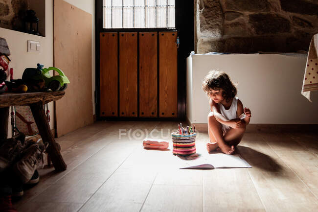 Criança étnica com livro para colorir — Fotografia de Stock