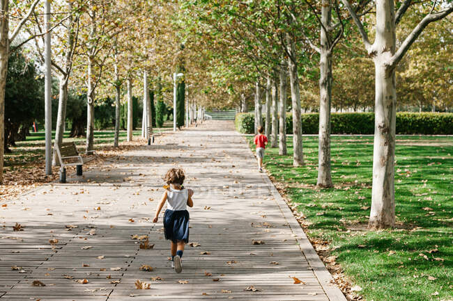 Kleines Mädchen läuft in Park — Stockfoto