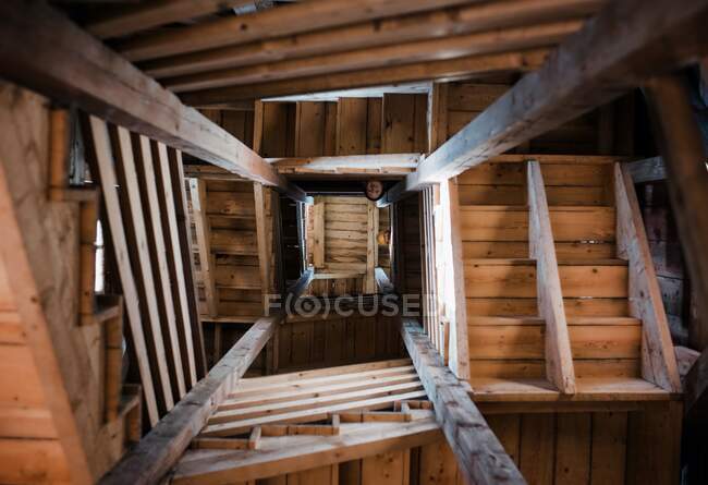 Holztreppe im Haus — Stockfoto
