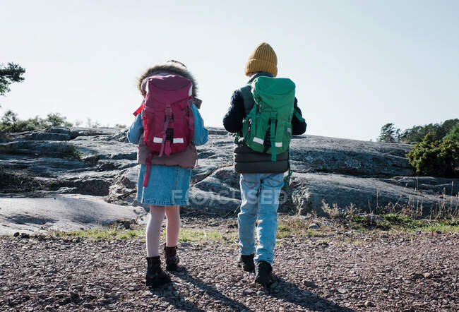 Siblings hiking together by the ocean in Finland — Stock Photo