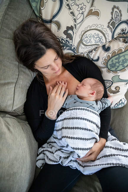 Neugeborenes Baby schläft friedlich auf der Brust der Mutter. — Stockfoto
