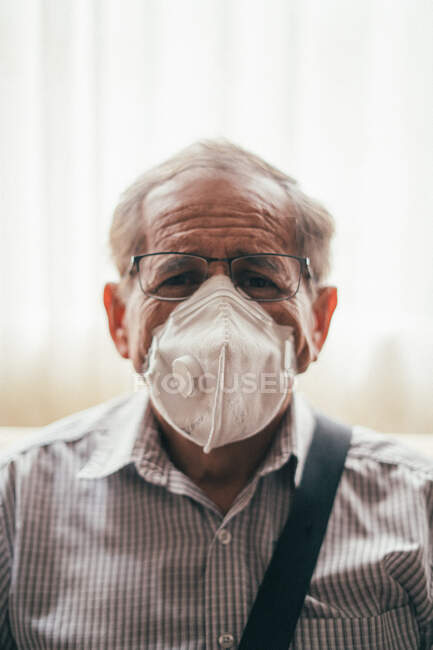 Old man working in pandemic quarantine — Stock Photo