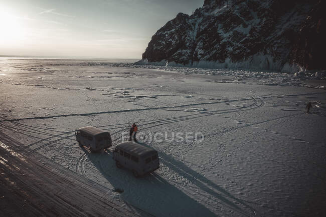 Viejas furgonetas sobre el lago baikal congelado - foto de stock