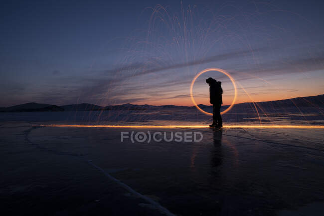 Огонь над Байкальским озером на рассвете — стоковое фото