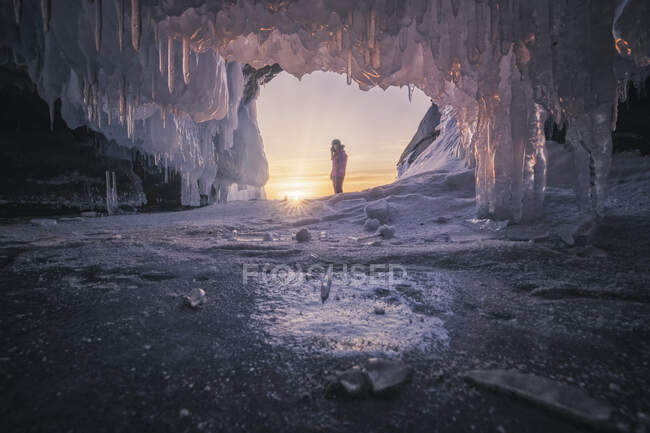 Atardecer congelado dentro de una cueva en el lago baikal - foto de stock