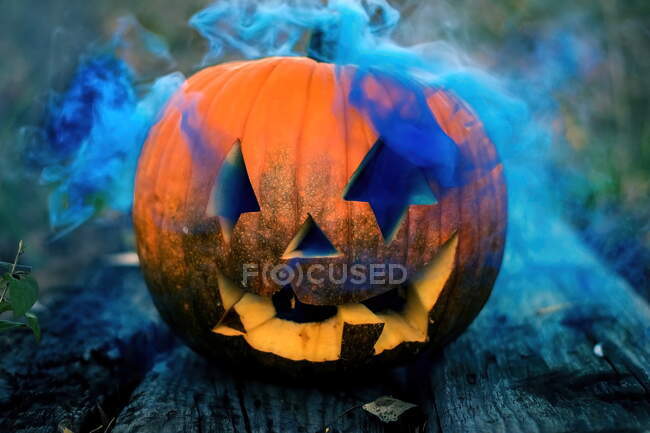 Una cabeza de calabaza de halloween con humo - foto de stock