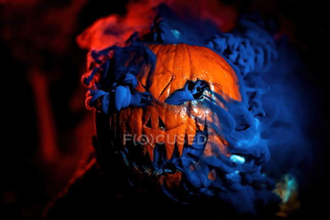 Una cabeza de calabaza de halloween con humo - foto de stock