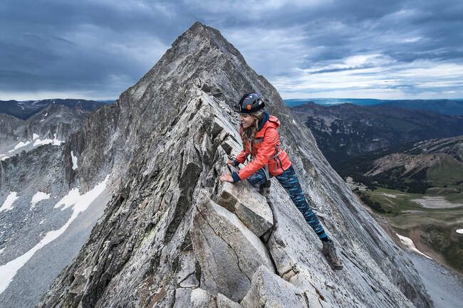 Senderista sonriente escalando Capitol Peak durante el invierno - foto de stock