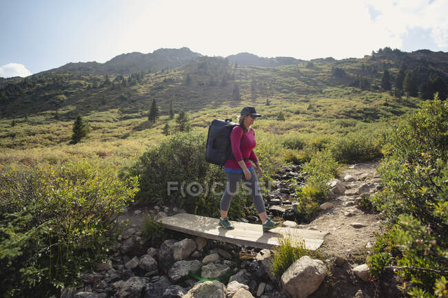 Woman hiking during summer vacation — Stock Photo