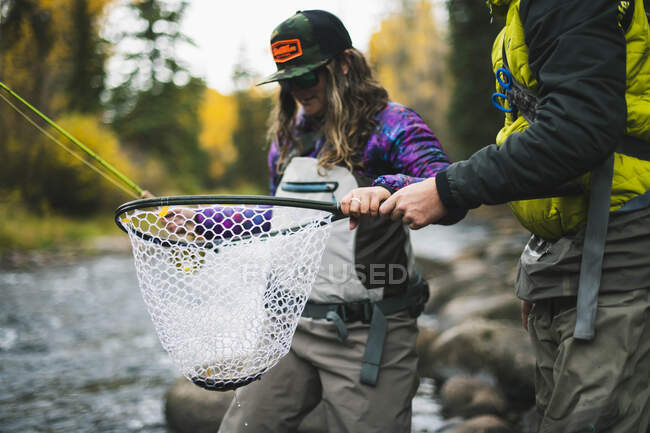 Uomo e donna che praticano la pesca al fiume Roaring Fork — Foto stock
