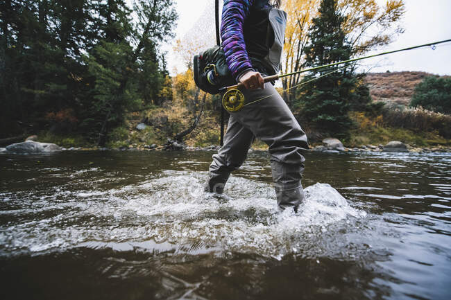 Midsection de mulher pesca com mosca em Roaring Fork River — Fotografia de Stock