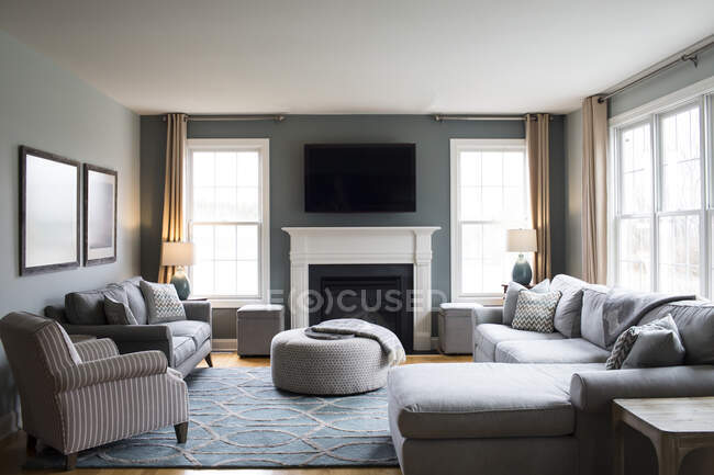 Interieur eines modernen Wohnzimmers mit Sofa und Kamin. 3D-Darstellung — Stockfoto