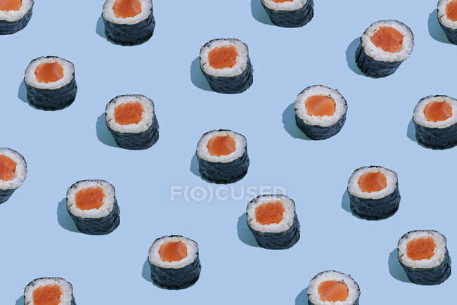 Rouleau de sushi japonais sur fond noir. illustration vectorielle. — Photo de stock