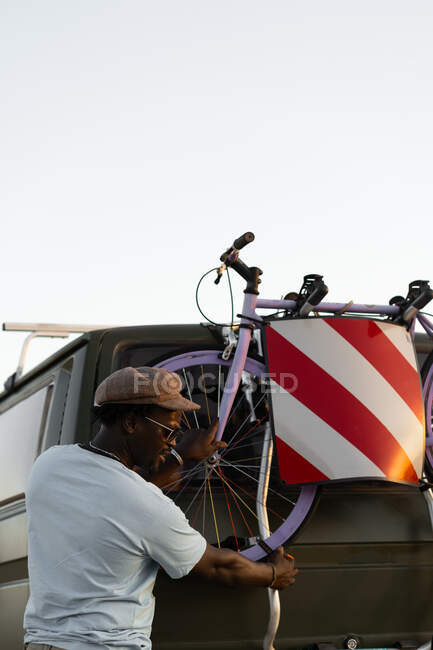 Afro-Américain noir avec un vélo dans son camping-car — Photo de stock