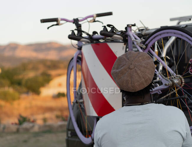 Afroamericano nero uomo con un biciclette nel suo camper — Foto stock