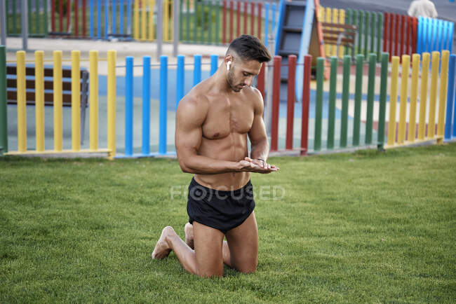Un uomo sportivo che fa ginnastica in un parco colorato. Concetto di alisthenic — Foto stock