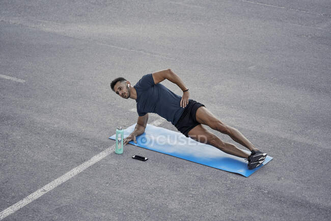 A young boy is doing calisthenics on the fitness mat. Calisthenic concept — Stock Photo