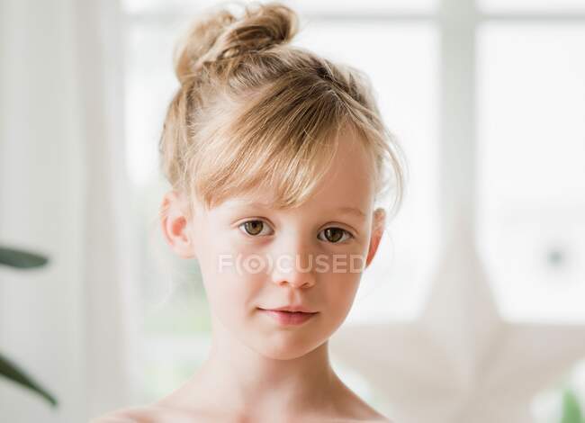 Retrato de cerca de una niña de aspecto inocente - foto de stock
