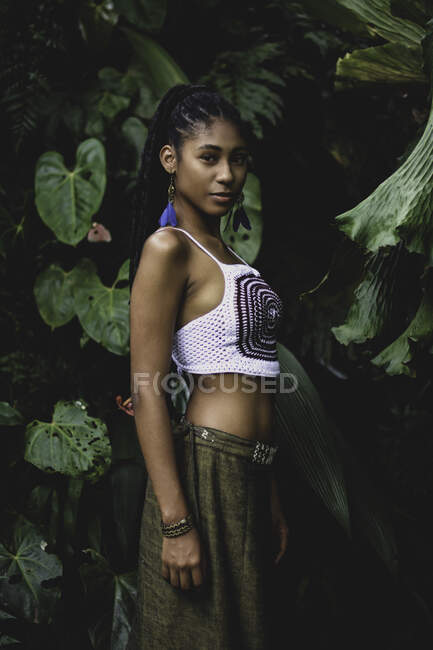 Joven mujer colombiana afro en jardín - foto de stock