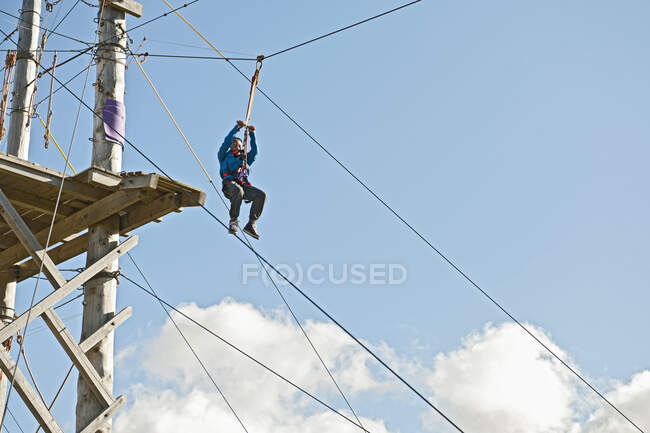 Ragazzo scendendo su una zip line al corso di accesso ad alta corda in Islanda — Foto stock