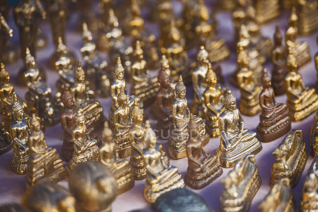 Primer plano de las estatuas de Buda en el mercado callejero de Ayutthaya - foto de stock