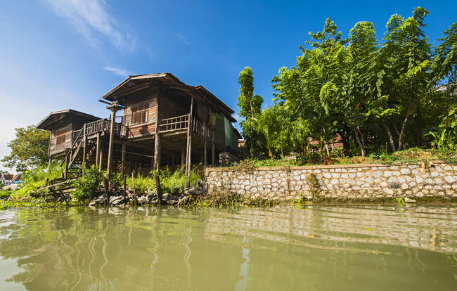 Casas de zancos junto al río en Ayutthaya - foto de stock