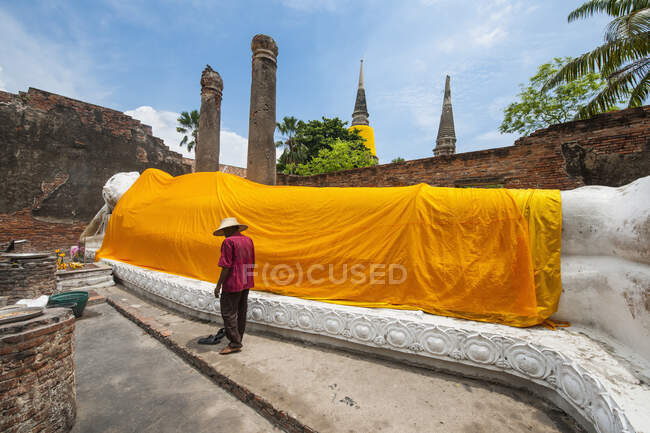 Вирівнювання статуї Будди на Ват Яй Чаймонгкол в Аюттхаї — стокове фото