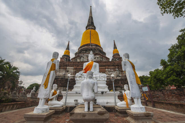Vista panorámica del antiguo templo tailandés - foto de stock