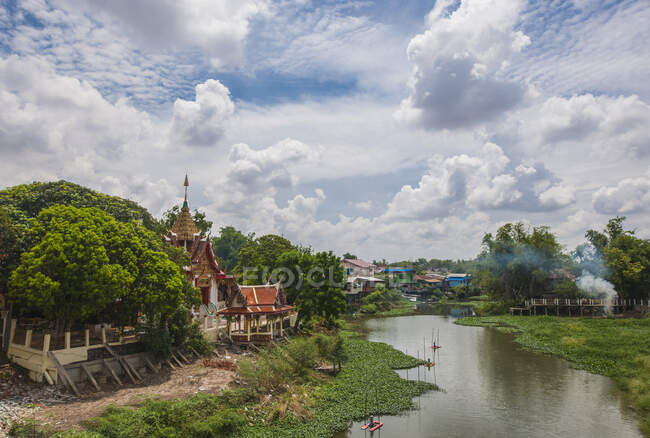 Uno dei tanti templi lungo il fiume in Ayutthaya — Foto stock