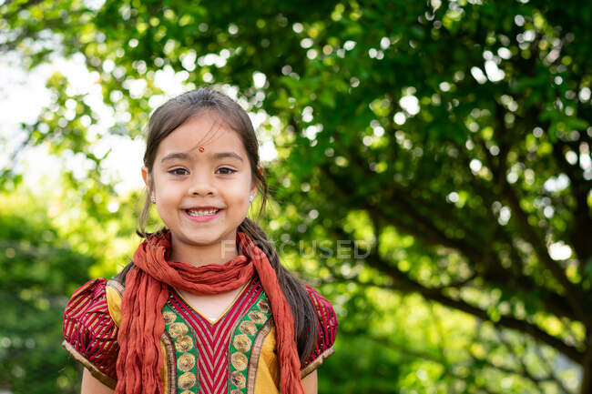 Menina australiana indiana 5-8 anos tradicional retrato de roupa indiana — Fotografia de Stock