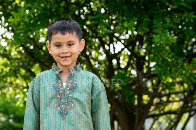 Indiano australiano menino 4-6 anos tradicional indiana vestuário retrato — Fotografia de Stock