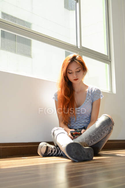 Girl typing text on mobile phone. Woman texting on smart phone. Closeu — Stock Photo