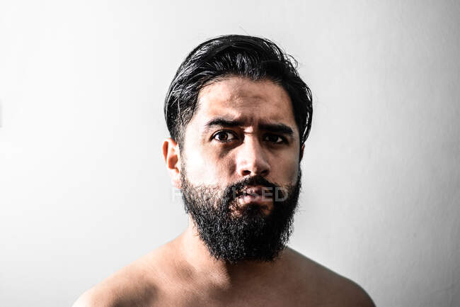 Retrato de homem de barba latina, retrato de homem de barba com um backgrou branco — Fotografia de Stock