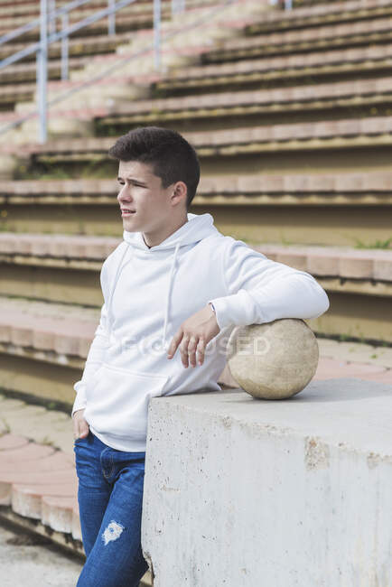 Junger nachdenklicher Mann steht draußen — Stockfoto