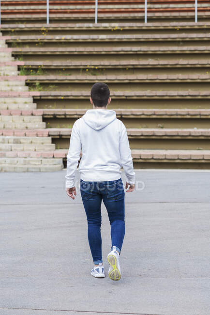Rückansicht eines jungen Mannes, der im Freien weggeht — Stockfoto