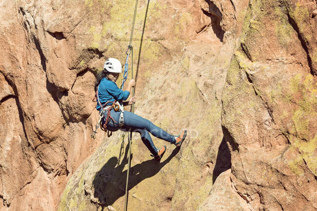 Arrampicatrice scalatrice roccia, arrampicata su roccia — Foto stock