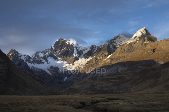 Hermosa vista del paisaje de montaña, naturaleza - foto de stock