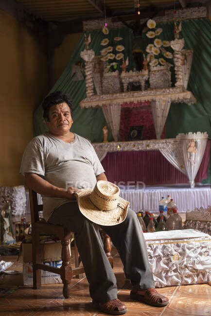 Un artista preparando un altar monumental en su casa en Huaquechula - foto de stock