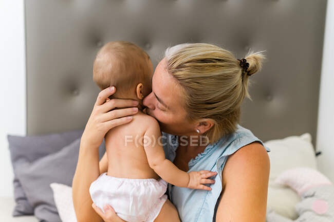 Giovane madre con bambino ragazzo a casa a giocare — Foto stock