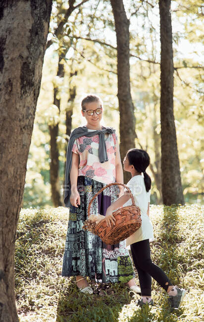 Madre e figlia che camminano nella foresta — Foto stock