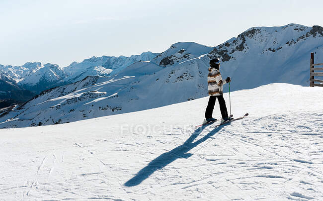 Um menino esquiando na neve branca de Formigal com montanhas de Pirenéus no fundo. Fotografia horizontal — Fotografia de Stock