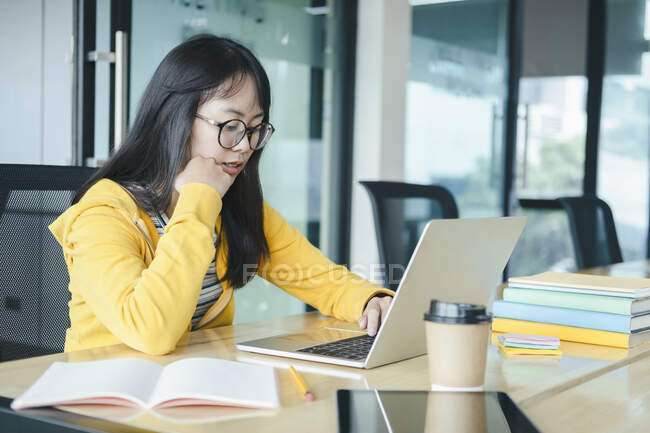 Молодой студент-коллаж с помощью компьютера и мобильного устройства изучает онлайн. Образование и онлайн обучение. — стоковое фото