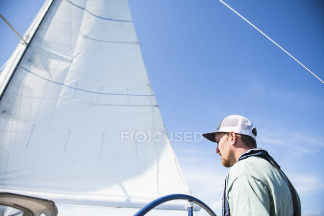 Uomo che naviga in una giornata estiva soleggiata con spazio negativo — Foto stock