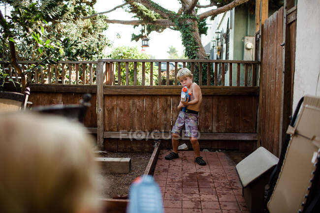 Due simpatici ragazzini che giocano con pistole giocattolo — Foto stock