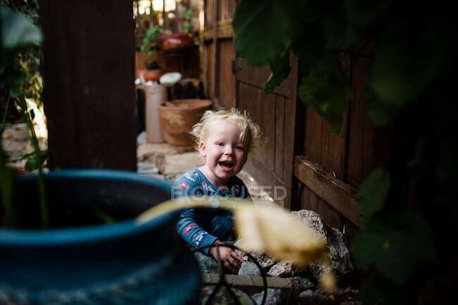 Biondo due anni ragazzo sorridente e ridente sul patio anteriore — Foto stock