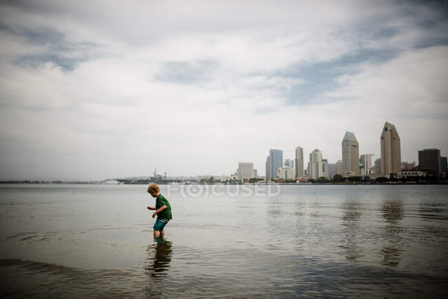 Sechsjähriger Junge spielt in Coronado Bay — Stockfoto