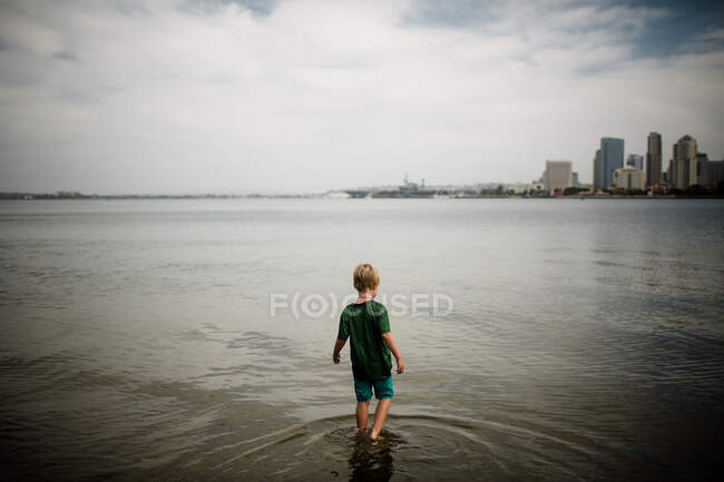 Niño de seis años jugando en Coronado Bay - foto de stock
