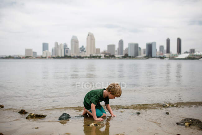 Niño de seis años jugando en Coronado Bay - foto de stock